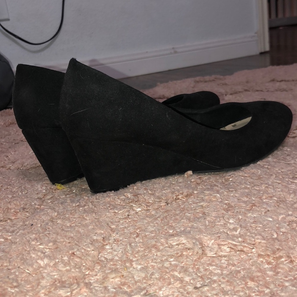 Black heeled shoes